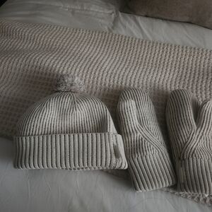 lululemon athletica Gray Knit Hat and Mittens Set
